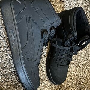 Puma black in black high tops